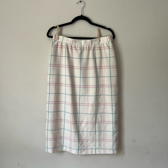 *SOLD* Vintage made in the USA off white blue and pink plaid wrap skirt - Picture 4 of 5